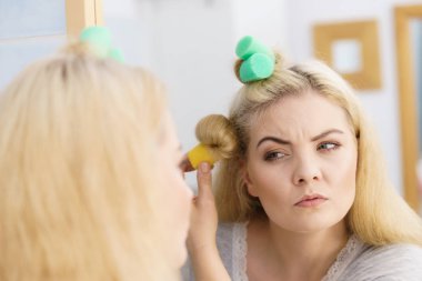 Saç Silindirler kullanan sarışın kadın