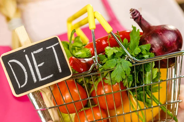 Zakupy backet z diety warzywa — Zdjęcie stockowe
