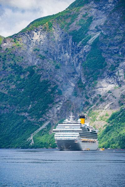 Паромная лодка на фьорде в Норвегии
.