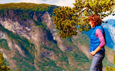 Dağların tepesindeki turist, Norveç