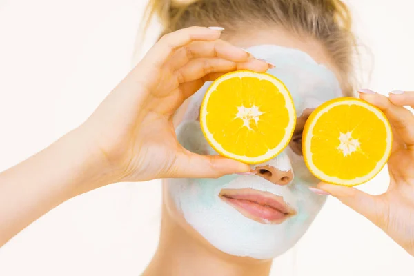 Girl lumpur masker di wajah memegang buah jeruk — Stok Foto