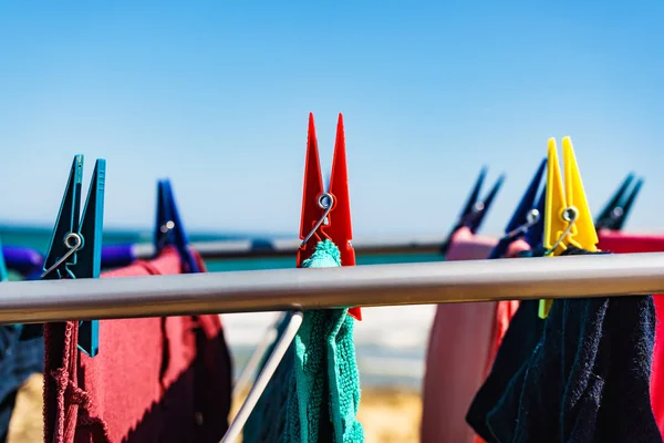 Roupas penduradas para secar ao ar livre na costa do mar — Fotografia de Stock