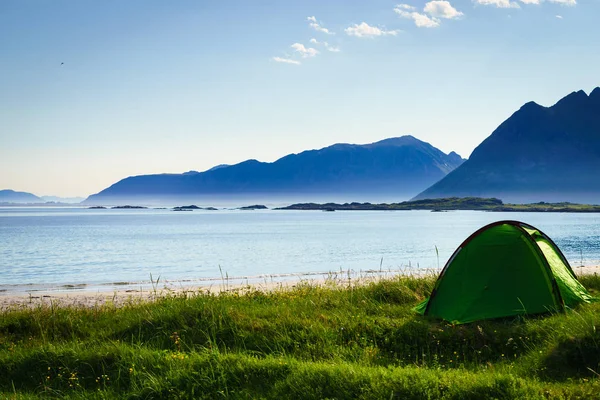 Paisaje marino con tienda en la playa, Lofoten Noruega — Foto de Stock