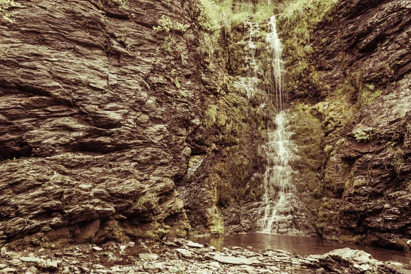 山、ノルウェーにある小さな滝. — ストック写真