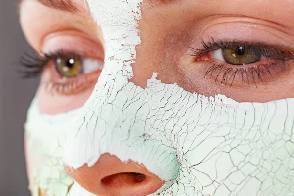 Ragazza con maschera di fango sul viso — Foto Stock