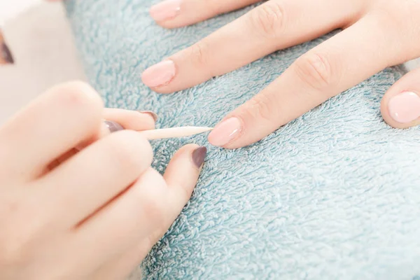 Αισθητικός προετοιμασία νύχια μανικιούρ, σπρώχνοντας πίσω τα πετσάκια — Φωτογραφία Αρχείου