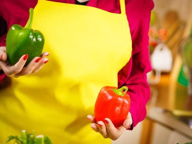 Kadın holding biber kırmızı biber