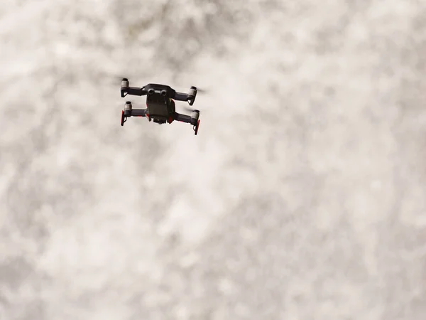Drone volando contra la cascada del río —  Fotos de Stock