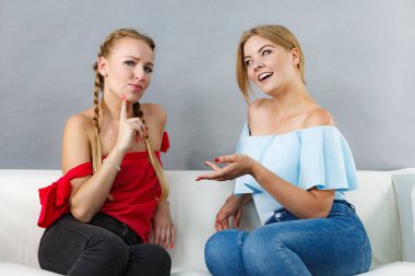 iki kadın birlikte söz