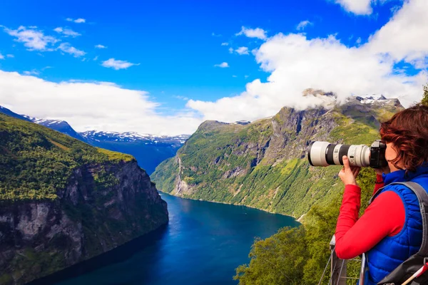 Turista tomando fotos del paisaje de fiordos, Noruega — Foto de Stock