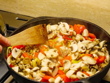 Tava sebzelere mantar ekleme.