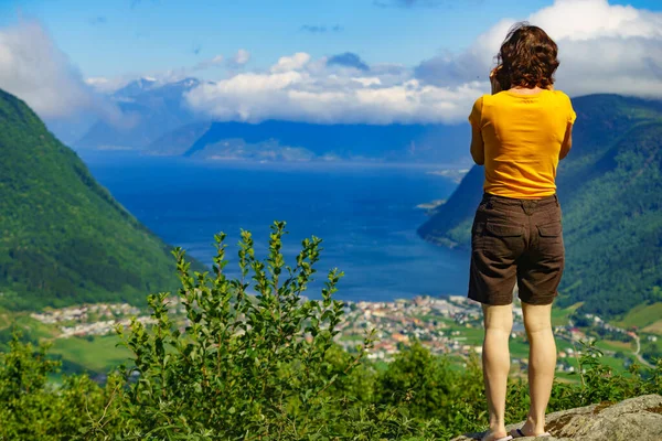 Tourist in mountains enjoy fjord landscape, Norway — Stok fotoğraf