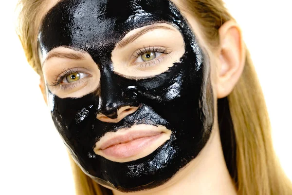 Meisje zwarte carbo peel off masker op het gezicht — Stockfoto