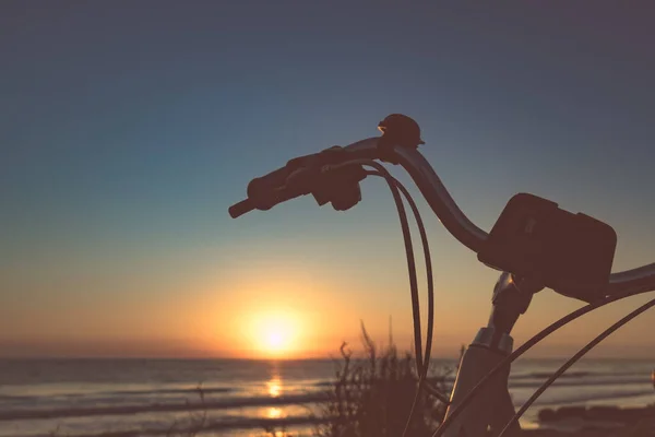 Bicicleta na praia, estilo de vida ativo . — Fotografia de Stock