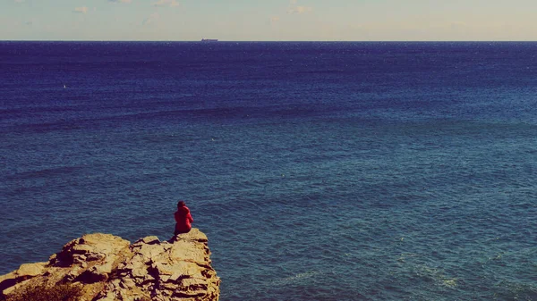 Turistkvinna på havsklippor i Spanien — Stockfoto