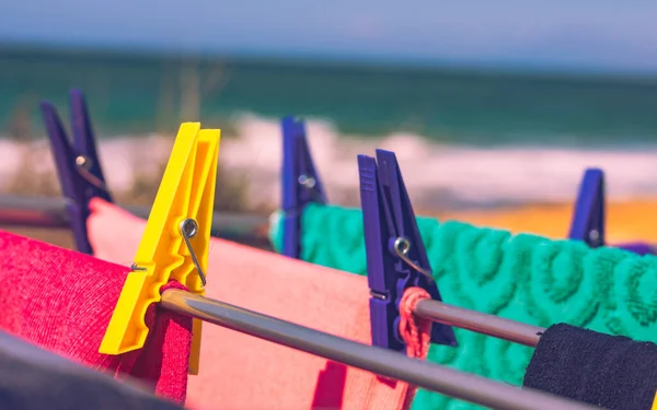 Ropa que cuelga para secar al aire libre en la costa del mar —  Fotos de Stock