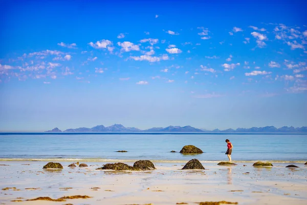 Vrouw lopen op zandstrand, Lofoten Noorwegen — Stockfoto