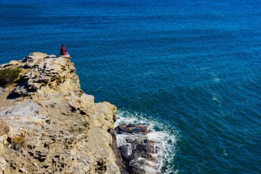 İspanya 'da deniz kayalıklarında turist kadın
