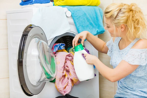Dziewczyna robi pranie za pomocą płynnego detergentu — Zdjęcie stockowe
