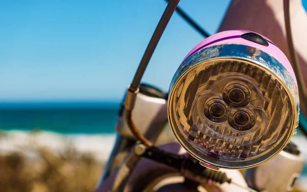 Bicicleta na praia, estilo de vida ativo . — Fotografia de Stock