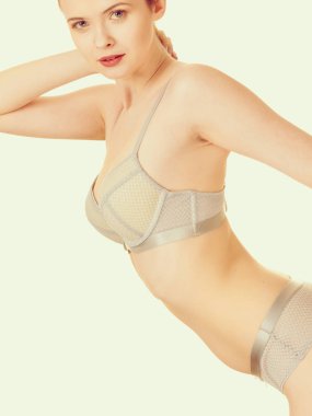 Çekici ince kadın iç çamaşırı eşleştirme gri