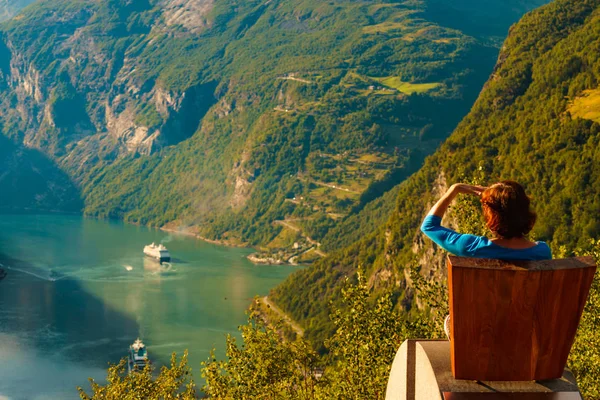 Tourist enjoy Geiranger fjord from viewpoint seat — Stock Photo, Image