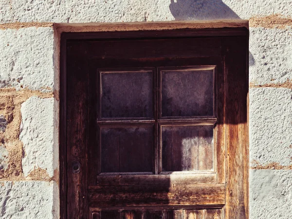 Oude houten deur met raam — Stockfoto