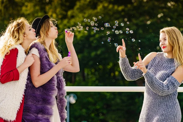 Vrouwen blazen zeepbellen, plezier maken — Stockfoto