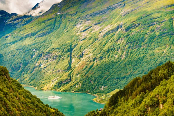 Фьорд с круизным лайнером, Норвегия . — стоковое фото