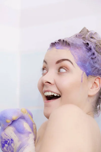 Vrouw toner shampoo toe te passen op haar haren — Stockfoto
