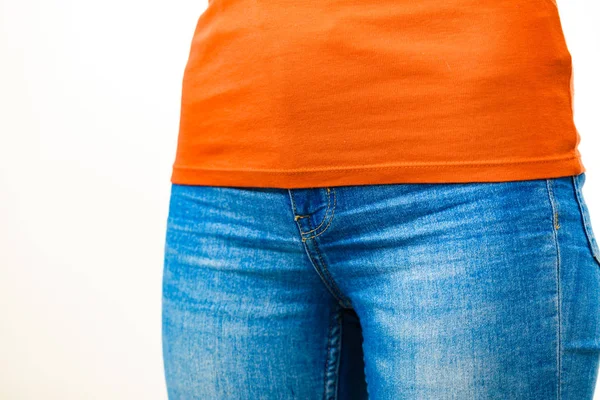 Fianchi femminili che indossano jeans blu — Foto Stock