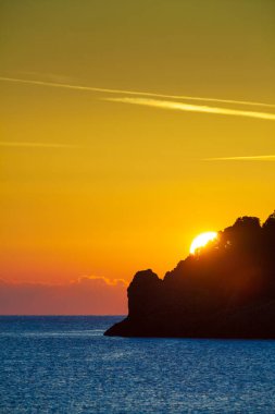 Gündoğumu veya günbatımı deniz yüzeyi üzerinde