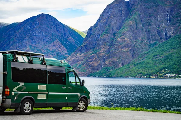 Camper van sulla costa norvegese fiordo — Foto Stock