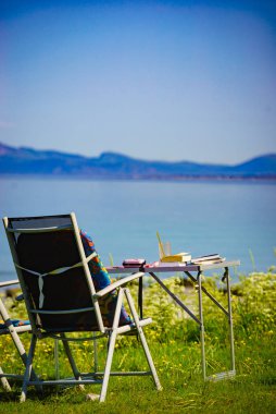 Fiyort kıyısında portatif sandalye ve masa.