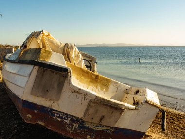 İspanya 'da deniz kıyısında eski bir tekne