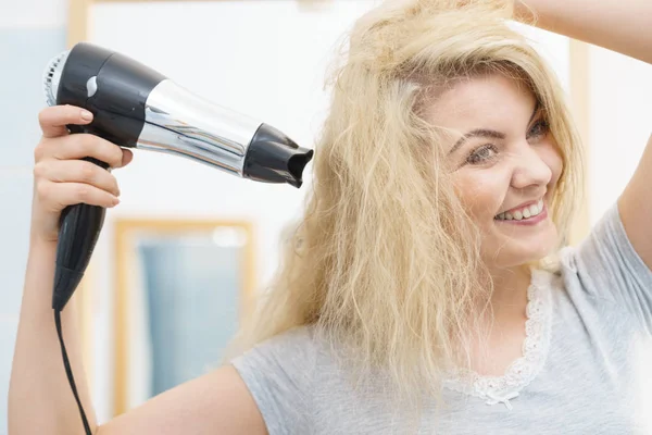 Blond kvinna med hårtork — Stockfoto