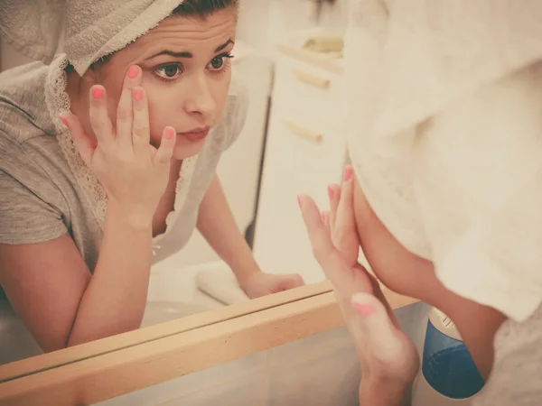 Γυναίκα κοιτάζει την αντανάκλασή της στον καθρέφτη — Φωτογραφία Αρχείου