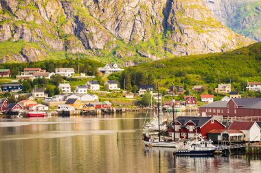 Fiyort ve dağlar manzara. Lofoten Adaları Norveç