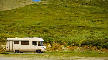 Camper araba Norveç dağlarında