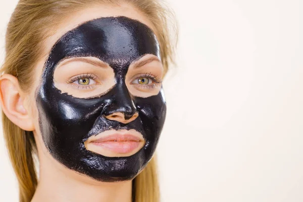 Meisje zwarte carbo peel off masker op het gezicht — Stockfoto