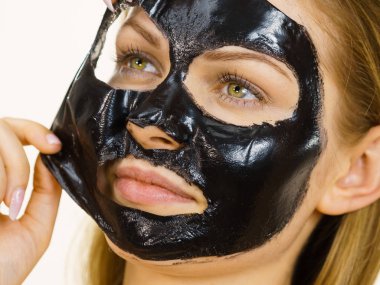 Kız siyah maskeyi yüzünden çıkarıyor