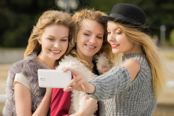 Drie vrouwen nemen selfie buiten — Stockfoto