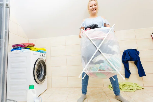 Mujer llevar gran cesta de ropa sucia lavandería . — Foto de Stock