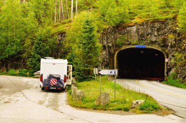 Yol kenarında camper araba