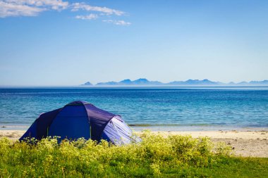 Çadır plajda, Lofoten Norveç ile deniz manzarası
