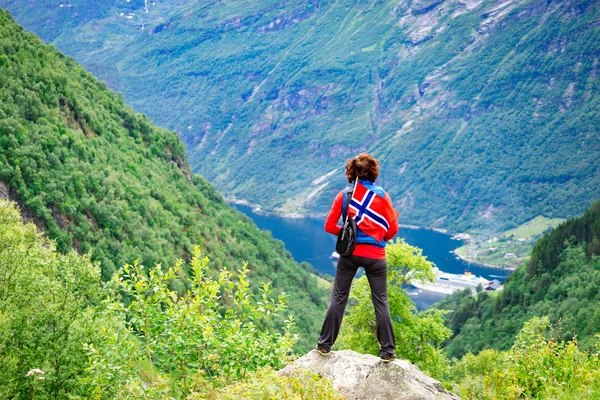 Norveç bayrağı ile Geirangerfjord üzerinde turist — Stok fotoğraf