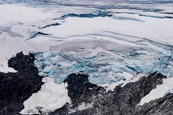 ノルウェーの氷河を望む山々の眺め — ストック写真