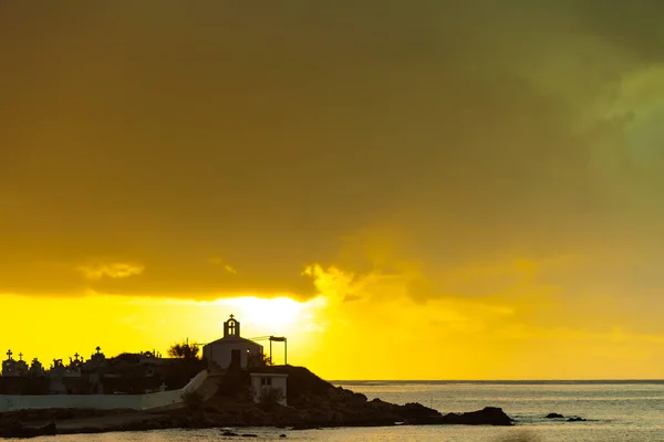 Agios Fokas Görögország, napfelkelte a viharos időjárás — Stock Fotó