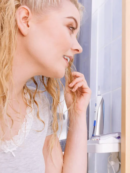 Mujer con cabello rubio mojado —  Fotos de Stock