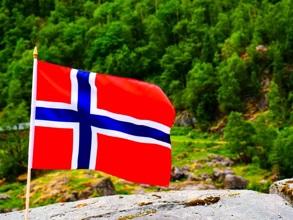 Bandera noruega sobre la naturaleza verde — Foto de Stock